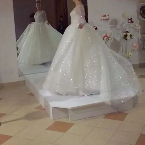 Gorgeous 2019 Wedding Dresses Sheer Long Sleeves Elegant V-Neck Bridal Ball Gowns Fashion