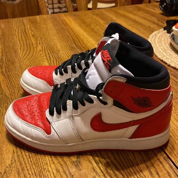 Nike air Jordan 1 size 6 youth or 7.5 women’s high tops.