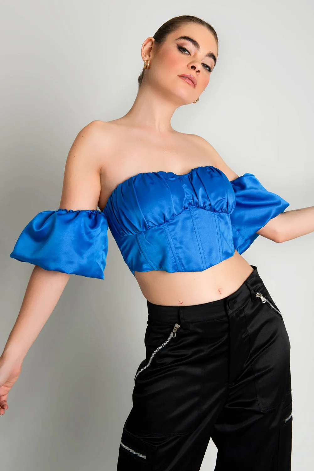 Top corset satinado manga corta escote plisado