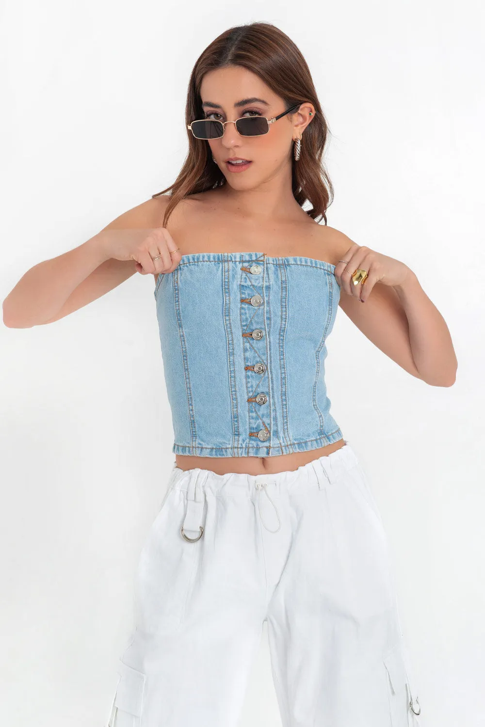 Top tubo de denim con botones contraste